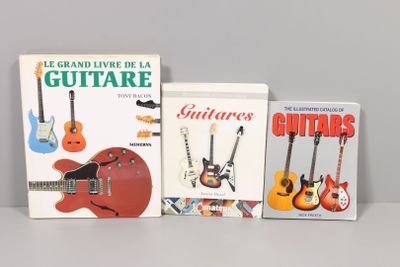 trois livres posés sur la table, avec des guitares dessinées dessus