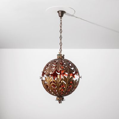 gros plan d'un lustre suspendu au plafond
