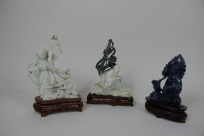 trois figurines représentant une femme et un homme à cheval