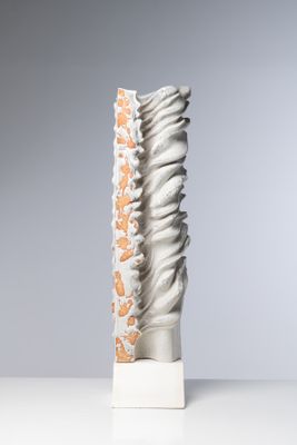 une image représentant une sculpture blanche ornée de motifs orange