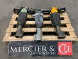deux marteaux électriques posés sur une palette en bois