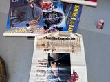 beaucoup de livres et de magazines par terre