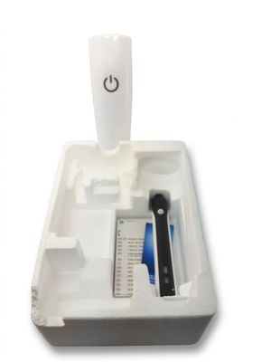 un porte-brosse à dents et porte-dentifrice dans une boîte