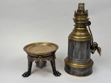 une petite table sur laquelle est posée une lampe, à côté d'un petit tabouret