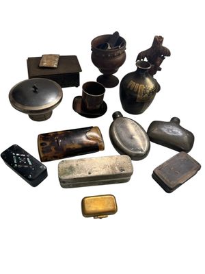 un grand nombre d'objets différents posés sur une table