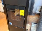 une armoire noire avec une porte vitrée au milieu d'une pièce