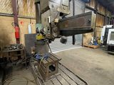 une machine qui se trouve à l'intérieur d'un bâtiment