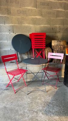 plusieurs chaises et une table dans une pièce aux murs en briques