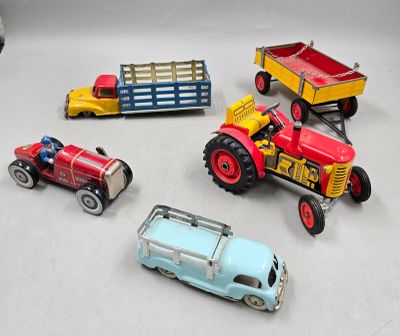 108 / A2 / Lot de voitures et tracteurs en tole.