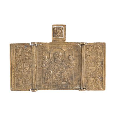 une vieille assiette en or représentant une femme et un enfant