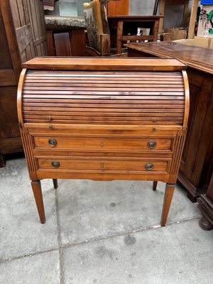 un petit bureau en bois surmonté d'un tiroir
