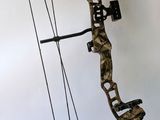 l'arc est fixé au mur et prêt à l'emploi