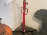 un scooter rouge appuyé contre un mur