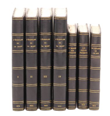 une pile de six livres noirs empilés les uns sur les autres