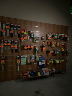 un mur sur lequel sont accrochés de nombreux outils différents, dans une pièce