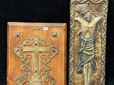 deux plaques en bois représentant Jésus et une croix sur fond noir