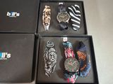 trois boîtes contenant des montres et des cravates, posées sur une table