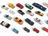 un grand nombre de voitures-jouets sur une surface blanche