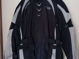 La veste est accrochée au mur, à côté d'un cintre.