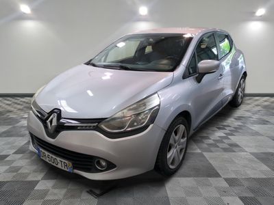 la voiture argentée est garée dans le garage sur le sol en damier