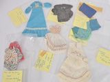de nombreux types de vêtements exposés sur une table
