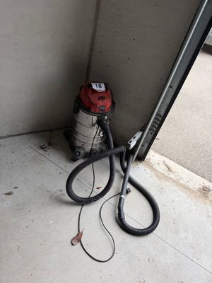 une paire de ciseaux posée par terre à côté d'une porte