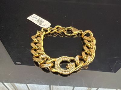bracelet en chaîne d'or avec fermoir en forme de cœur serti de diamants