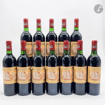 six bouteilles de vin rouge sont alignées