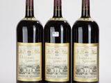 trois bouteilles de vin posées l'une à côté de l'autre sur une table