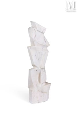une sculpture blanche représentant une pile de cubes posée sur une surface blanche