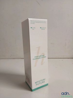 une boîte blanche sur laquelle est apposée une étiquette verte et blanche