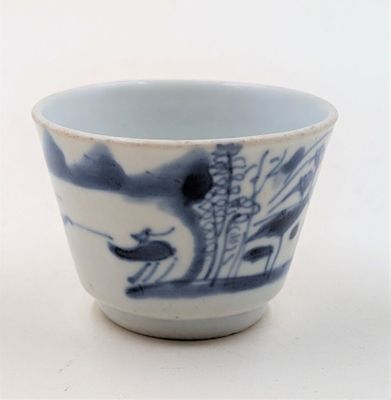 CHINE - Dynastie Qing (1644-1911) Petit gobelet en porcelain…