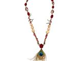un gros plan d'un collier orné d'une plume de paon