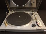 une platine posée sur une table
