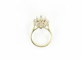 gros plan d'une bague en diamant sur fond blanc