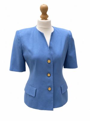 le dos d'une veste bleue sur un mannequin, un mannequin, un mannequin, un mannequin, un mannequin, un mannequin, un mannequin, un mannequin