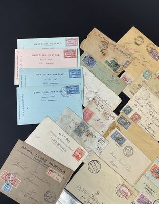 beaucoup de vieilles lettres et d'enveloppes sur la table