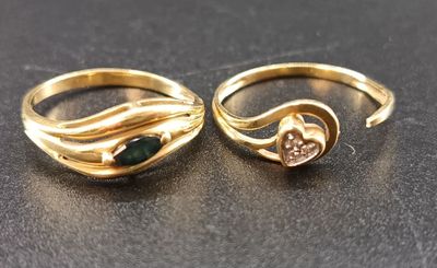 2 bagues en or jaune 18k 750/° dont une accidentée.