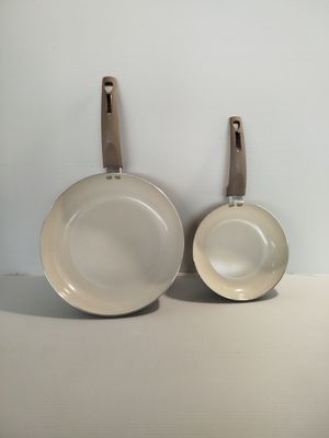 deux casseroles posées sur une table