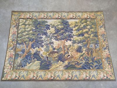 un tapis sur lequel est représentée une scène de forêt