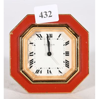 une petite horloge dont le cadran est orné de chiffres romains