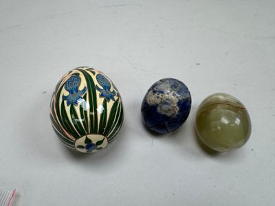 trois types de vases différents posés sur une table