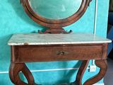 une petite table sur laquelle se trouve un miroir