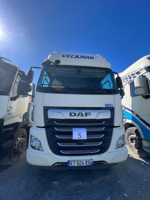 deux camions garés l'un à côté de l'autre dans un parking