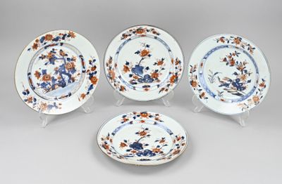 quatre assiettes en porcelaine bleue et blanche ornées de fleurs