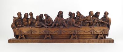 sculpture en bois représentant un groupe de personnes assises à une table