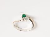 bague en émeraude et diamant sur fond blanc
