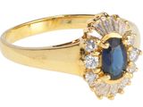 une image d'une bague en saphir bleu et diamant sur fond blanc