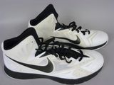 une paire de chaussures de basket Nike blanches et noires avec des lacets noirs