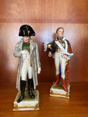 deux figurines représentant des hommes en uniforme militaire posées sur une table